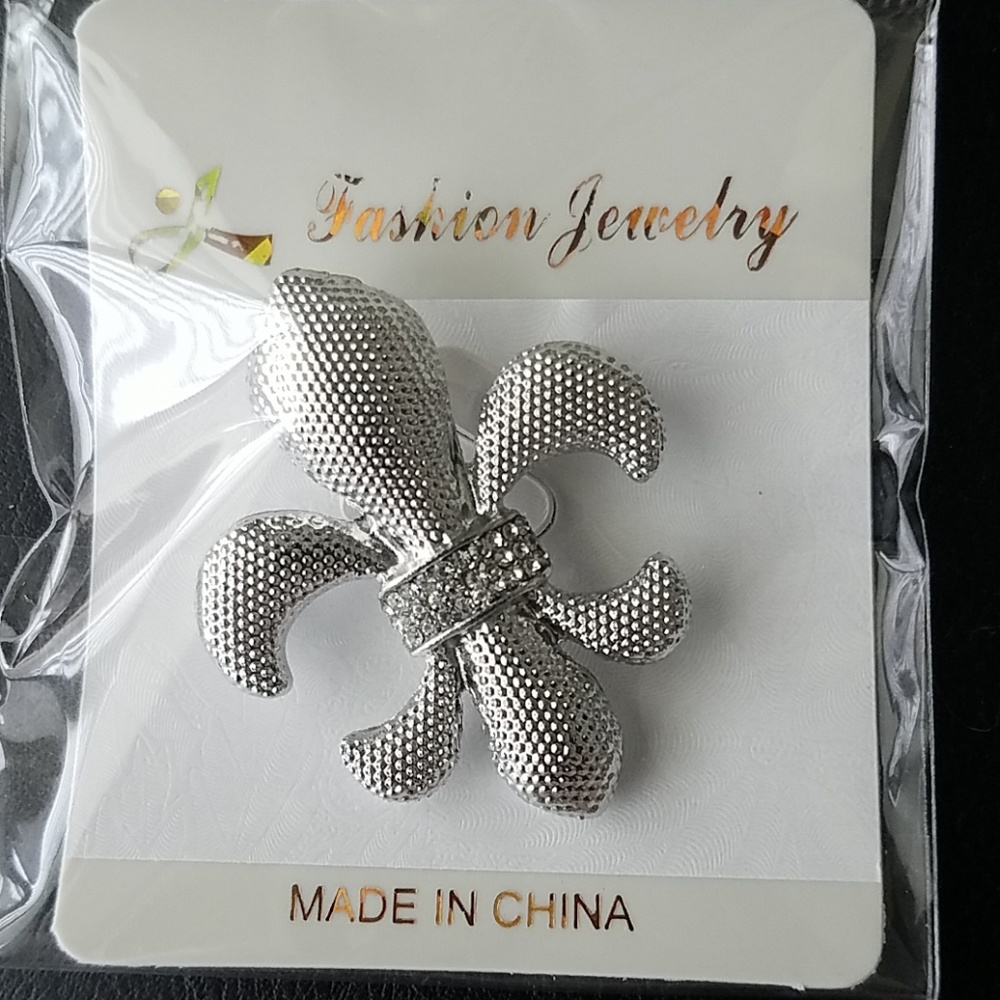 Fleur de Lis pin - Picture 1 of 3